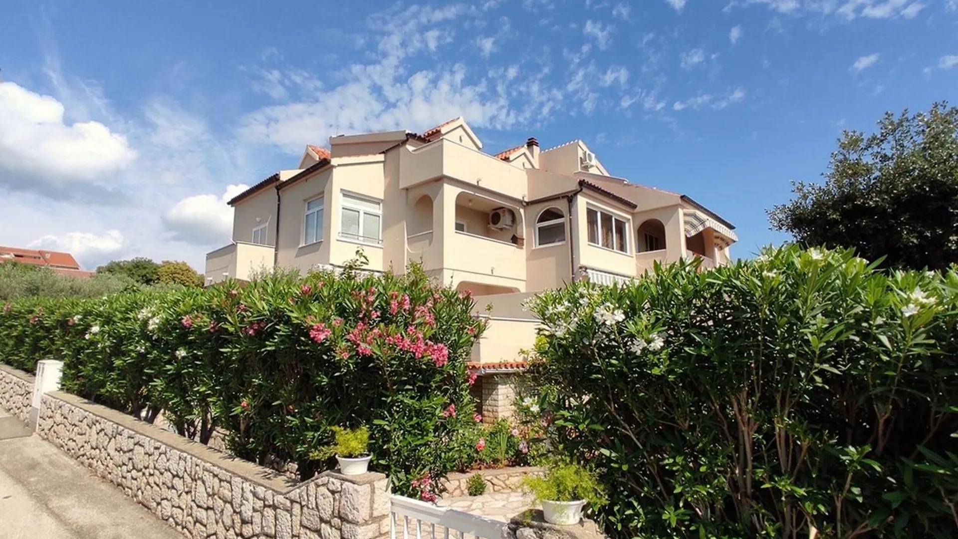 Apartments Mandre Near Sea