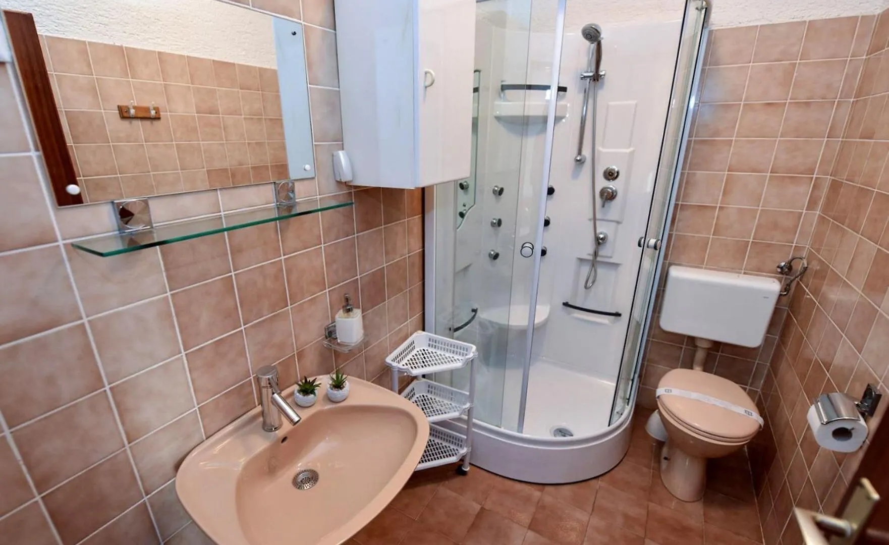 Apartments Mandre Near Sea