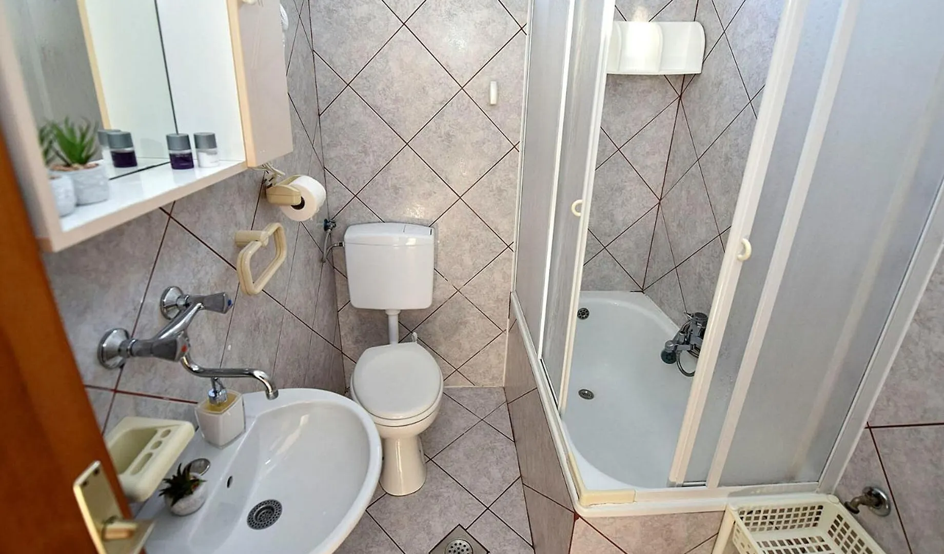 Apartments Mandre Near Sea