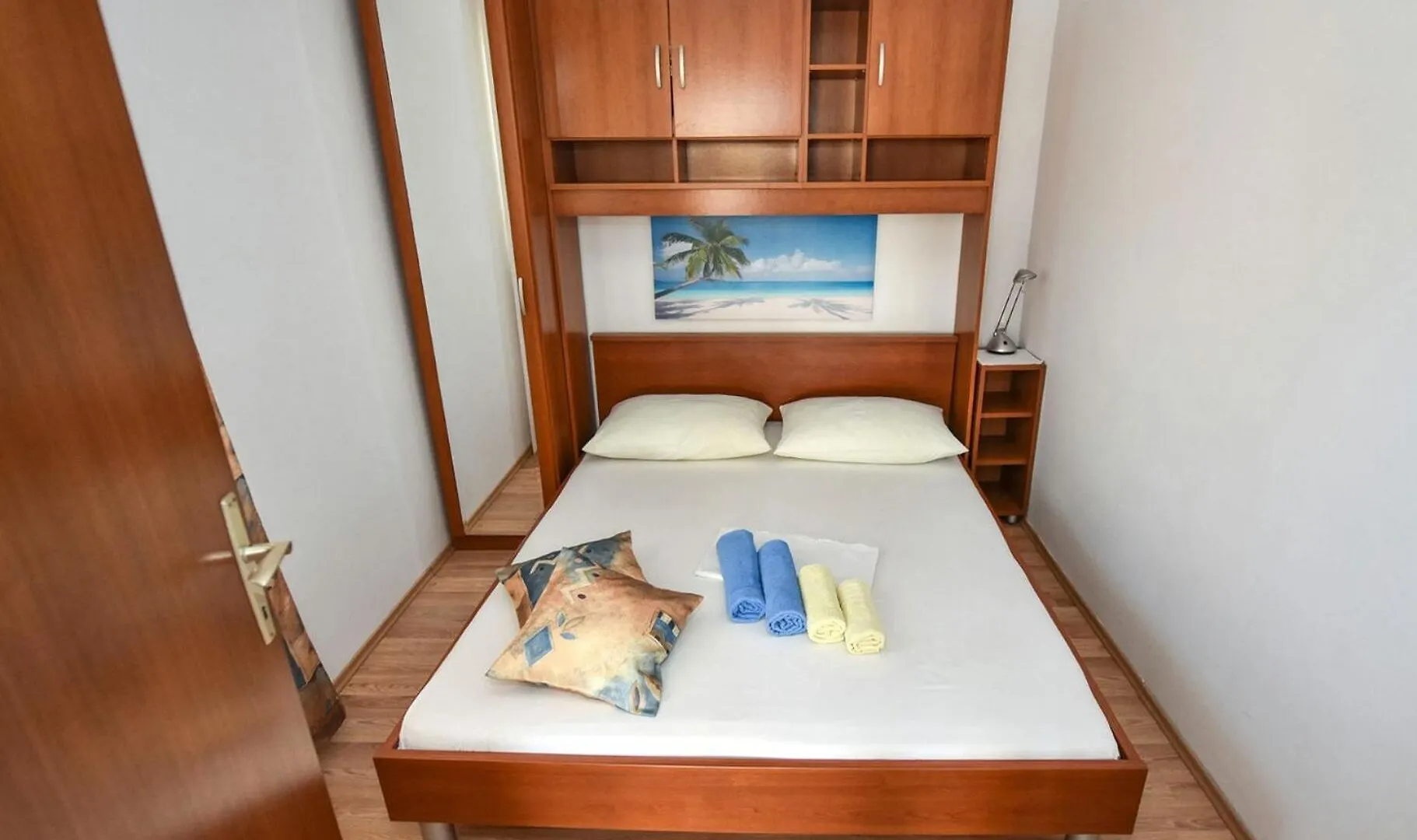 Apartments Mandre Near Sea