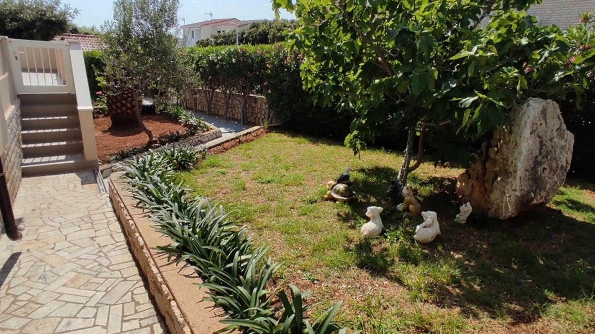 Apartments Mandre Near Sea